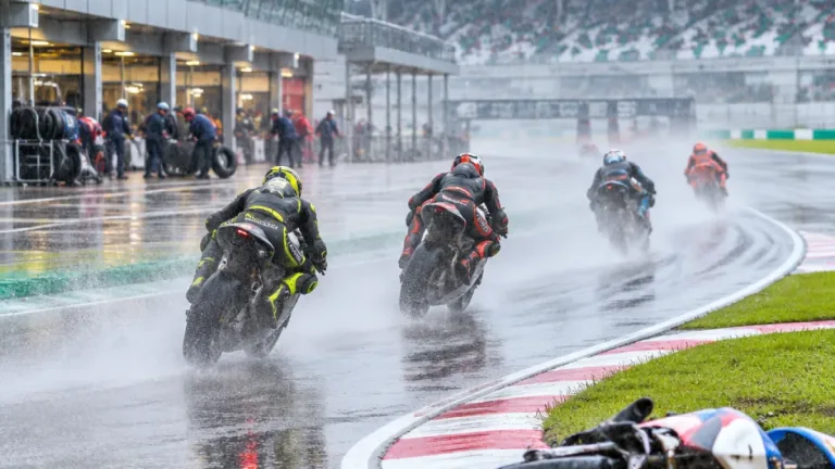Pedro Acosta gana el sprint de Sepang ante Marc Márquez bajo la lluvia